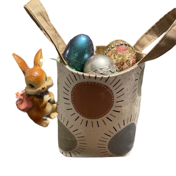 Small canvas bag. Size is approximately 5 3/4“ high x 3 3/4“ wide. - Picture 3 of 7